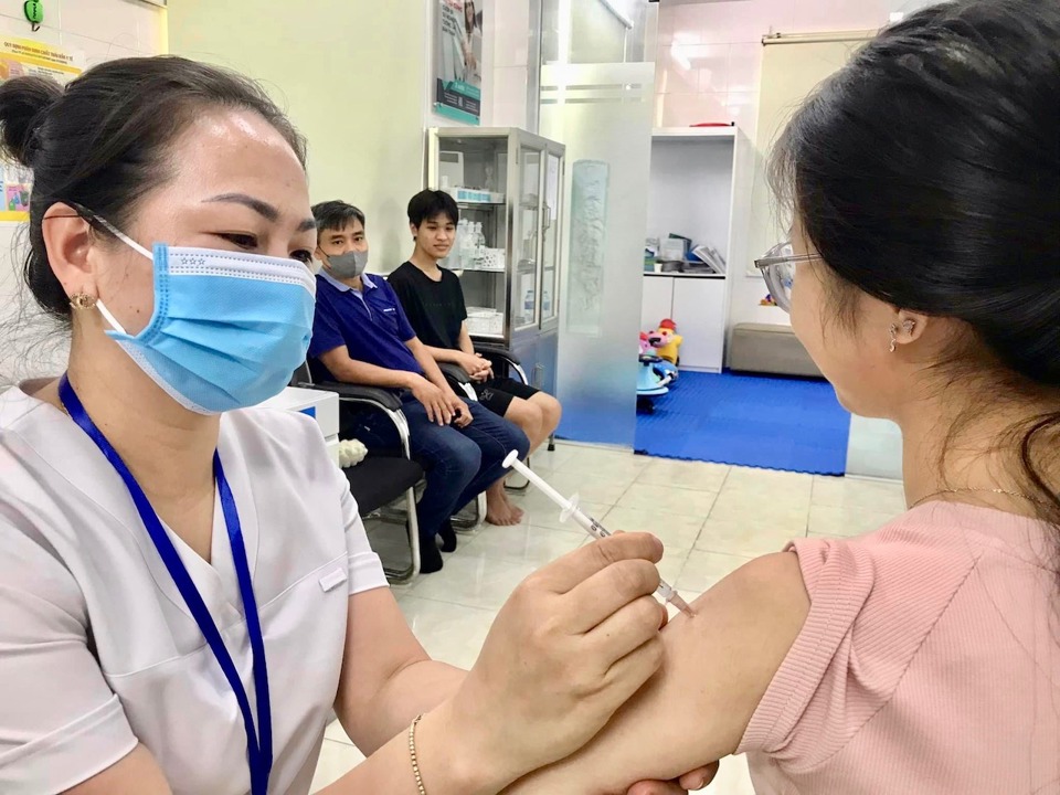 Người d&acirc;n tr&ecirc;n địa b&agrave;n huyện S&oacute;c Sơn đi ti&ecirc;m vaccine ph&ograve;ng bệnh bạch hầu.