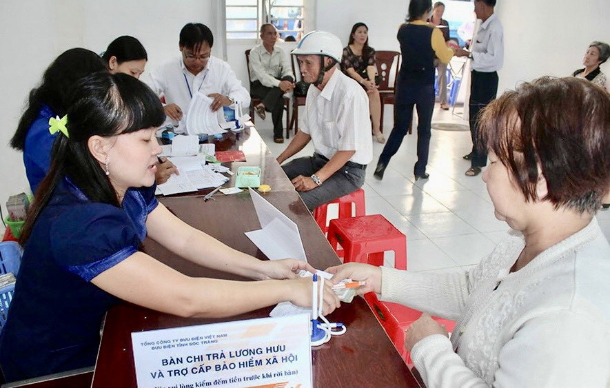 Từ ng&agrave;y 1/7/2025, để được hưởng lương hưu, người lao động phải đ&aacute;p ứng 2 điều kiện l&agrave; đủ tuổi nghỉ hưu v&agrave; đ&oacute;ng BHXH đủ 15 năm. Ảnh minh họa.