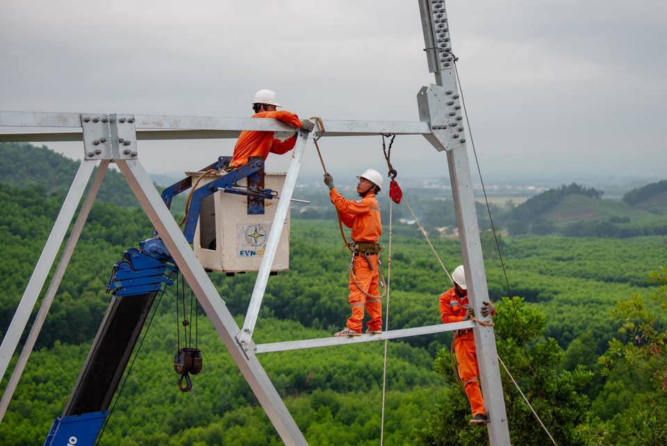 Thi c&ocirc;ng đường d&acirc;y 500kV mạch 3.