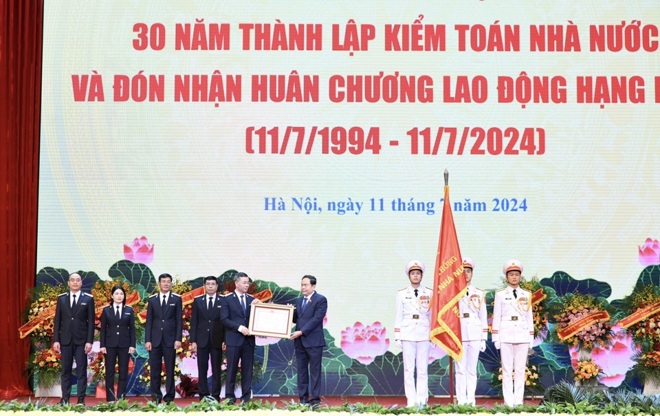 Tại Lễ Kỷ niệm 30 năm ng&agrave;y th&agrave;nh lập KTNN, KTNN vinh dự được l&atilde;nh đạo Đảng, Nh&agrave; nước trao tặng Hu&acirc;n chương Lao động hạng Nhất - Ảnh: VGP/HT