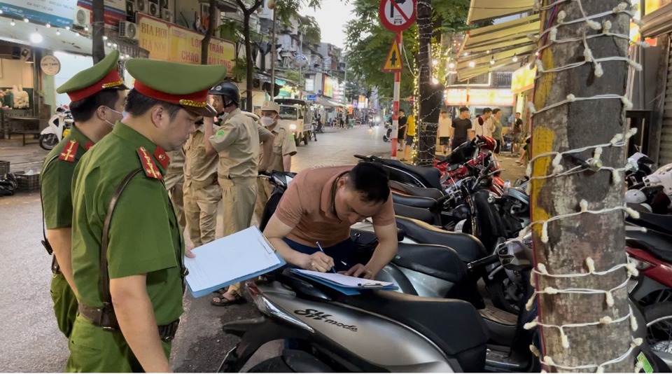 C&aacute;c cơ sở kinh doanh k&yacute; bi&ecirc;n bản vi phạm h&agrave;nh ch&iacute;nh.