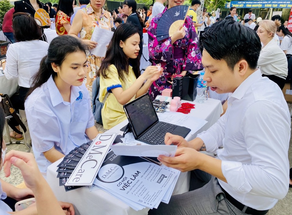 Đại diện doanh nghiệp tuyển dụng lao động tại Ng&agrave;y hội việc l&agrave;m v&agrave; tư vấn hướng nghiệp quận Cầu Giấy năm 2024. Ảnh: Nguyễn Hải.