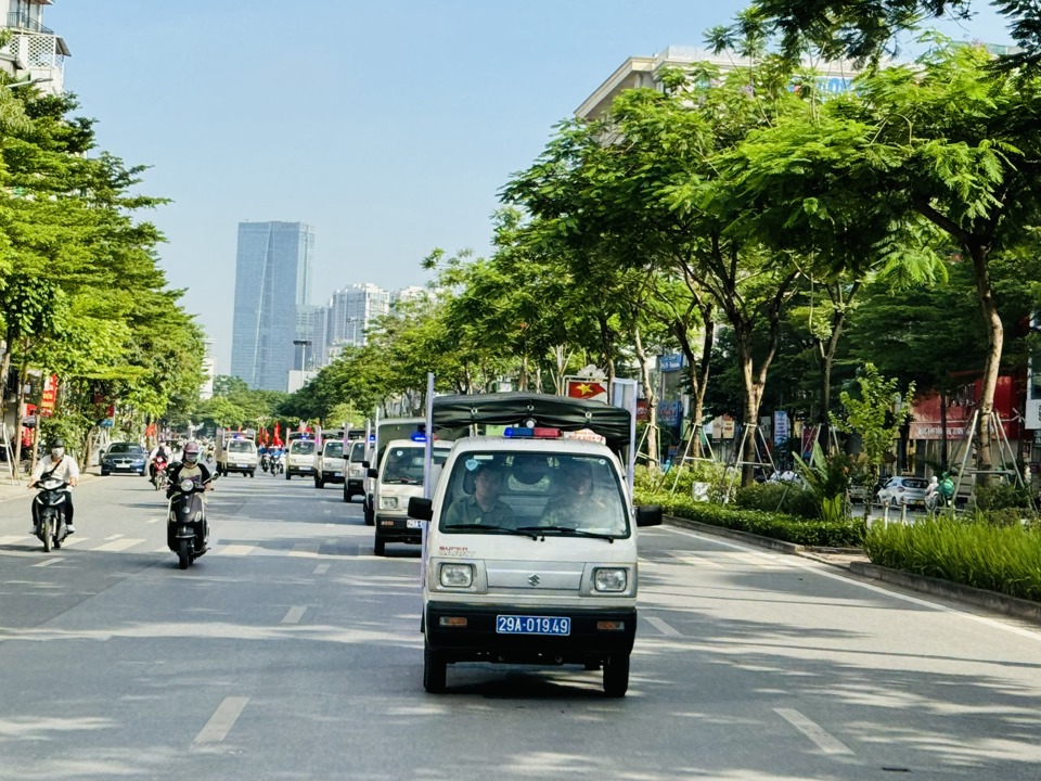 Đội xe tuy&ecirc;n truyền ph&ograve;ng chống sốt xuất huyết tr&ecirc;n c&aacute;c tuyến phố của quận Đống Đa.