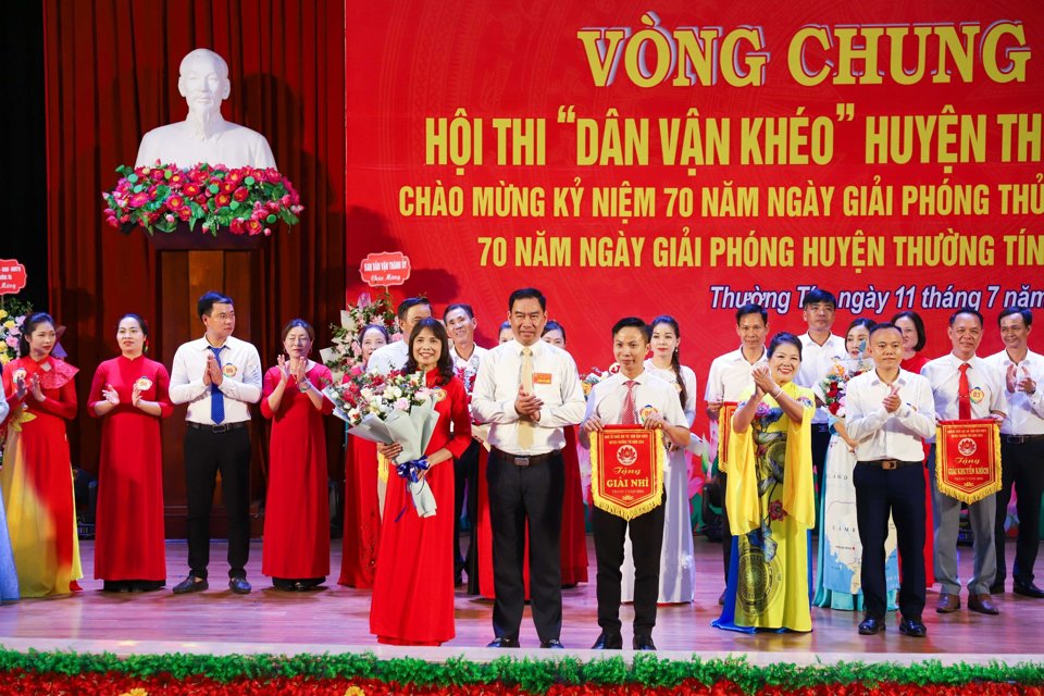 L&atilde;nh đạo huyện Thường T&iacute;n trao giải cho c&aacute;c đội thi.