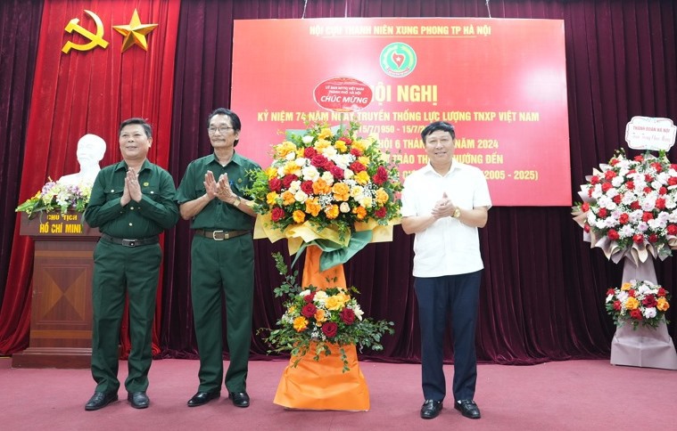 L&atilde;nh đạo Ủy ban MTTQ Việt Nam TP H&agrave; Nội ch&uacute;c mừng Hội Cựu TNXP TP H&agrave; Nội.