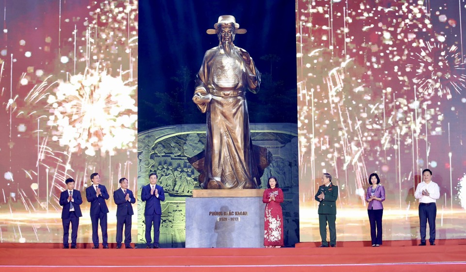 L&atilde;nh đạo TP H&agrave; Nội v&agrave; huyện Thạch Thất thực hiện nghi lễ&nbsp;gắn biển c&ocirc;ng tr&igrave;nh vườn hoa &shy;&shy;Ph&ugrave;ng Khắc Khoan ch&agrave;o mừng kỷ niệm 70 năm ng&agrave;y giải ph&oacute;ng Thủ đ&ocirc; (10/10/1954 - 10/10/2024). Ảnh: Phạm H&ugrave;ng.