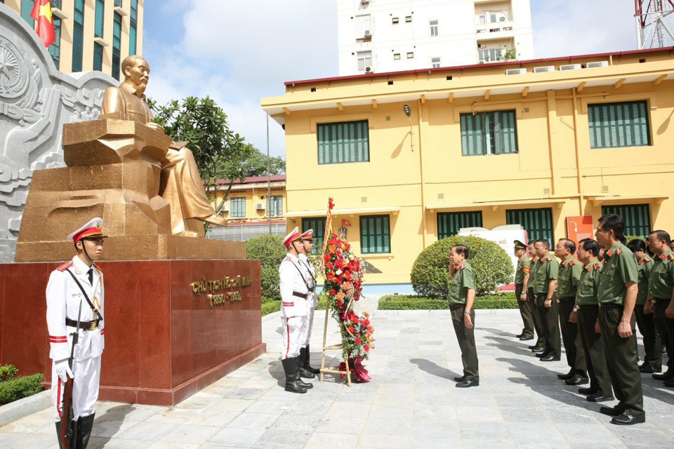 C&aacute;c đơn vị trong Cụm thi đua số 1 đ&atilde; d&acirc;ng hoa tại Tượng đ&agrave;i Chủ tịch Hồ Ch&iacute; Minh trong khu&ocirc;n vi&ecirc;n trụ sở C&ocirc;ng an H&agrave; Nội.