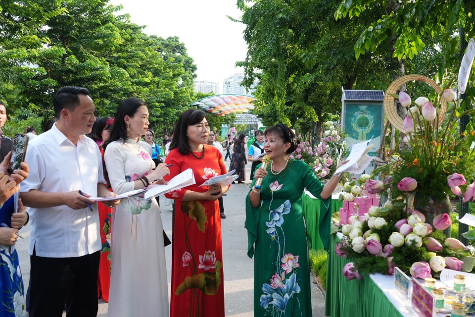 Ban Tổ chức chấm điểm c&aacute;c t&aacute;c phẩm tham dự hội thi.