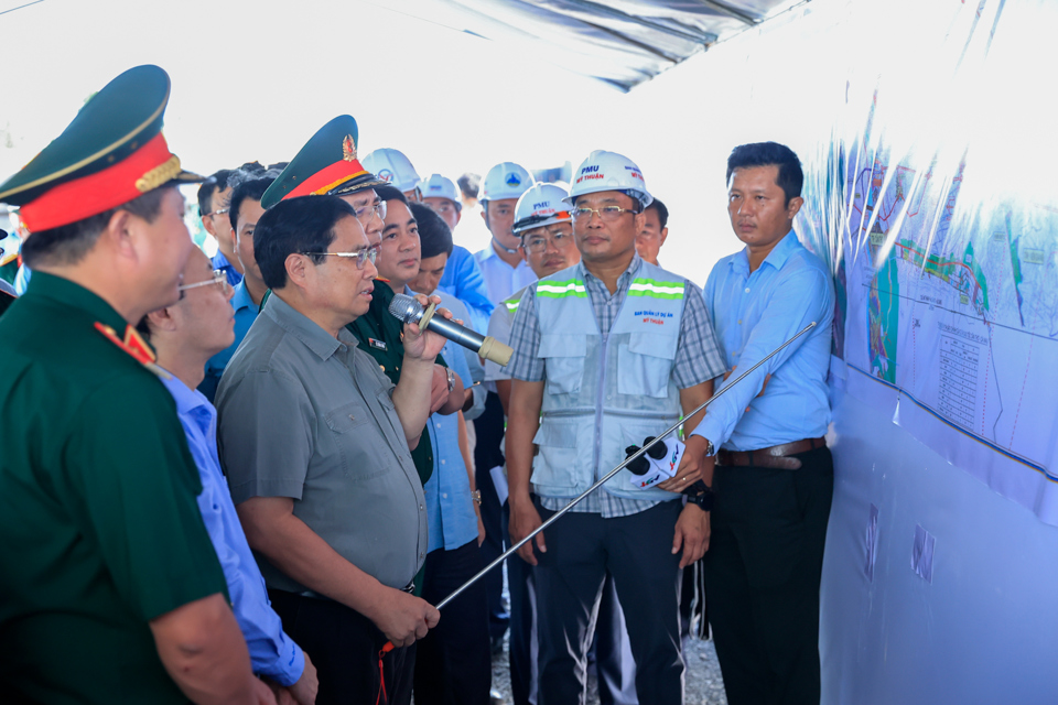 Thủ tướng Phạm Minh Ch&iacute;nh kiểm tra tr&ecirc;n c&ocirc;ng trường dự &aacute;n cao tốc Cần Thơ-C&agrave; Mau thuộc dự &aacute;n cao tốc Bắc-Nam ph&iacute;a đ&ocirc;ng - Ảnh: VGP/Nhật Bắc