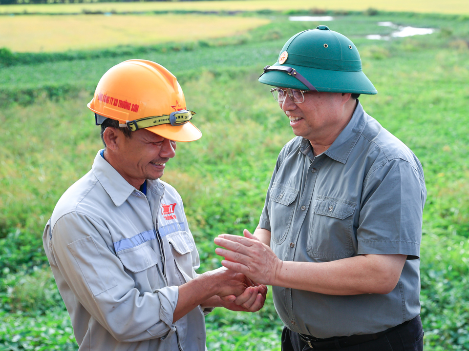 Thủ tướng thăm hỏi, động vi&ecirc;n c&ocirc;ng nh&acirc;n thi c&ocirc;ng tại dự &aacute;n - Ảnh: VGP/Nhật Bắc