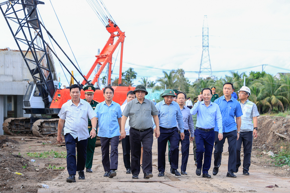 Thủ tướng Phạm Minh Ch&iacute;nh thị s&aacute;t c&ocirc;ng trường dự &aacute;n cao tốc Cần Thơ-C&agrave; Mau thuộc dự &aacute;n cao tốc Bắc-Nam ph&iacute;a đ&ocirc;ng - Ảnh: VGP/Nhật Bắc