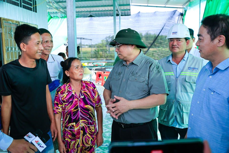 Thủ tướng thăm hỏi người d&acirc;n trong v&ugrave;ng dự &aacute;n cao tốc Cần Thơ - C&agrave; Mau thuộc dự &aacute;n cao tốc Bắc-Nam ph&iacute;a đ&ocirc;ng tr&ecirc;n địa b&agrave;n tỉnh Hậu Giang - Ảnh: VGP/Nhật Bắc