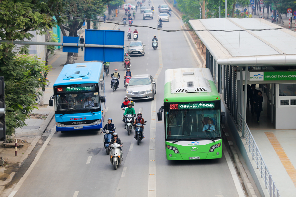 Phát triển giao thông công cộng để giảm thiểu ùn tắc và tai nạn giao thông. Ảnh: Thanh Hải