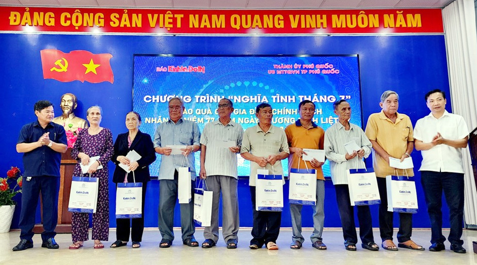 Ph&oacute; Tổng Bi&ecirc;n tập B&aacute;o Kinh tế &amp; Đ&ocirc; thị Nguyễn Anh Đức (ngo&agrave;i c&ugrave;ng b&ecirc;n phải) v&agrave; Trưởng Ban D&acirc;n vận, Chủ tịch Ủy ban MTTQ Việt Nam TP Ph&uacute; Quốc Mai Hữu K&iacute;ch trao qu&agrave; cho những gia đ&igrave;nh c&oacute; c&ocirc;ng với C&aacute;ch mạng. Ảnh: Ngọc Phạm