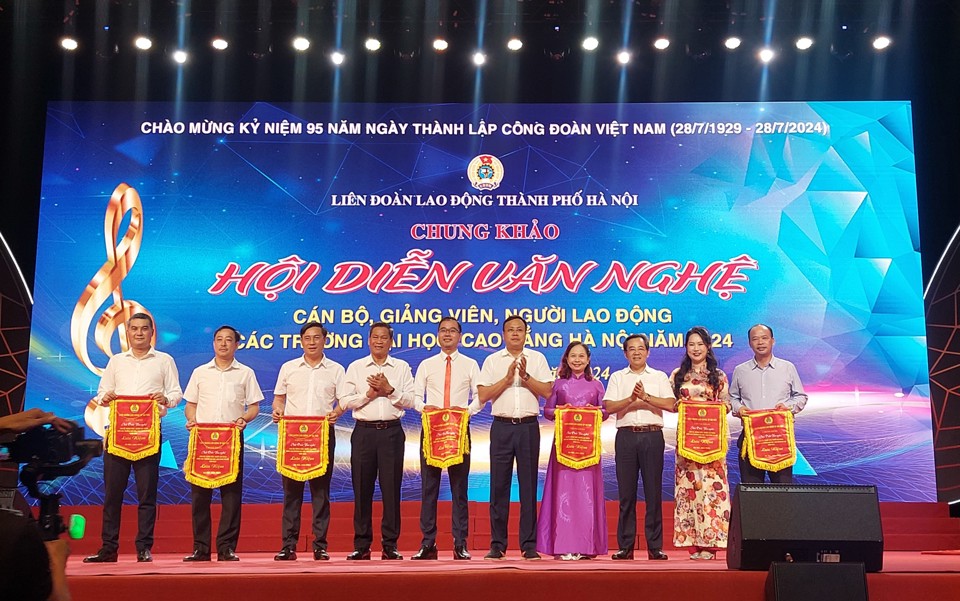 L&atilde;nh đạo LĐLĐ TP trao Cờ thi đua cho c&aacute;c đội tham gia Hội diễn văn nghệ c&aacute;n bộ, giảng vi&ecirc;n, người lao động c&aacute;c trường đại học, cao đẳng H&agrave; Nội&nbsp;