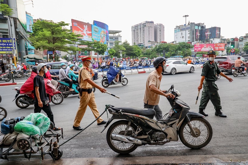 Lực lượng CSGT ra qu&acirc;n xử l&yacute; vi phạm trật tự ATGT.