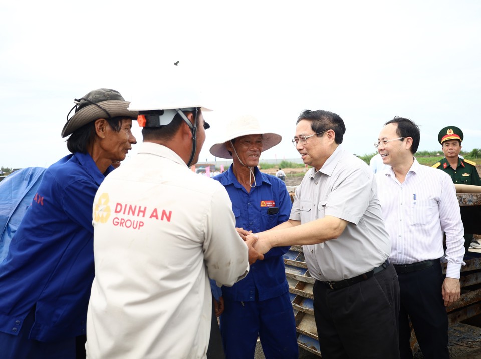 Thủ tướng Phạm Minh Ch&iacute;nh động vi&ecirc;n c&ocirc;ng nh&acirc;n thi c&ocirc;ng Dự &aacute;n Cao tốc Ch&acirc;u Đốc-Cần Thơ-S&oacute;c Trăng.