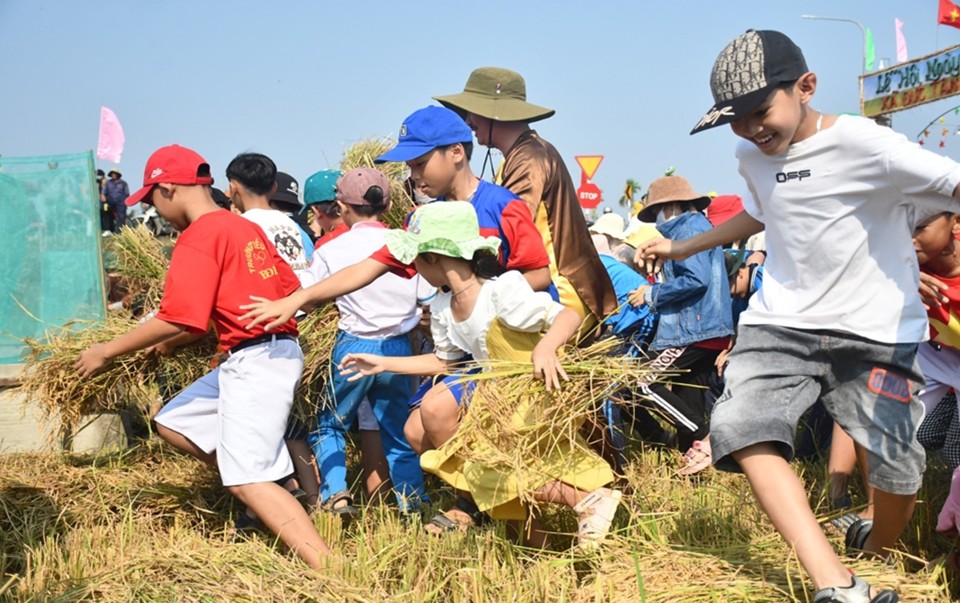 Học sinh h&agrave;o hứng tham gia Lễ hội Ng&agrave;y m&ugrave;a.