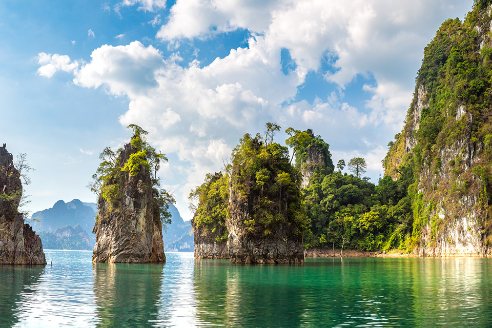 C&ocirc;ng vi&ecirc;n quốc gia Khao Sok l&agrave; nơi sinh sống của h&agrave;ng trăm lo&agrave;i động vật bao gồm gấu, khỉ, b&aacute;o v&agrave; voi hoang d&atilde;.