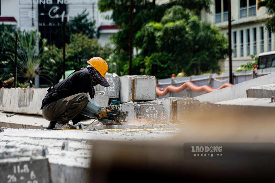 Hà Nội: công nhân đội nắng đẩy tiến độ hầm chui Kim Đồng – Giải Phóng - Ảnh 1