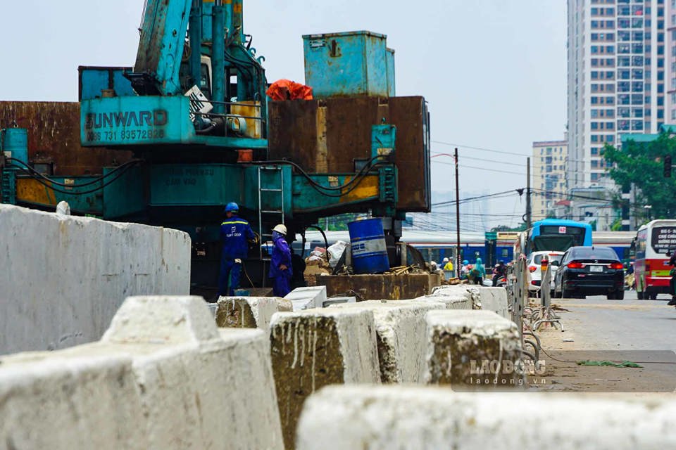 &Ocirc;ng Nguyễn Th&agrave;nh Lu&acirc;n, Chỉ huy trưởng g&oacute;i thầu số 3 dự &aacute;n hầm chui Kim Đồng cho biết, đơn vị đ&atilde; c&oacute; c&aacute;c t&iacute;nh to&aacute;n v&agrave; kế hoạch cụ thể để đảm bảo rằng việc thi c&ocirc;ng hầm kh&ocirc;ng ảnh hưởng đến kết cấu của hầm cũng như đường sắt ph&iacute;a tr&ecirc;n. Sau khi ho&agrave;n thiện, hầm sẽ được trang bị c&aacute;c mức cấp phối đ&aacute; dăm để đảm bảo hoạt động b&igrave;nh thường của đường sắt.