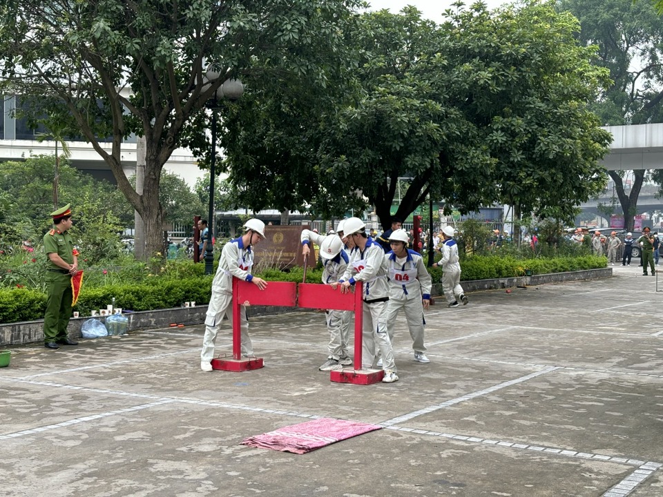 Hội thi chữa ch&aacute;y v&agrave; cứu nạn, cứu hộ cho c&aacute;c lực lượng cơ sở do UBND quận Thanh Xu&acirc;n tổ chức