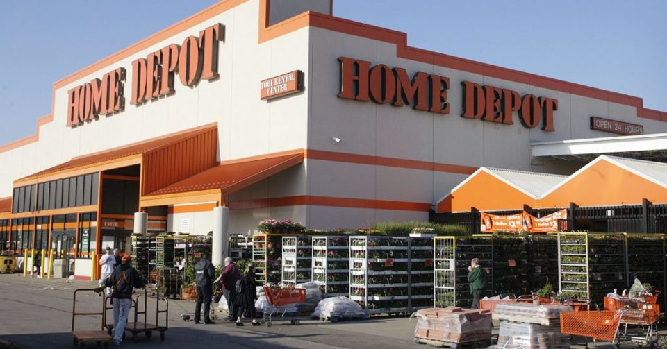 Cổ phiếu Home Depot.tăng 1,7% trong phi&ecirc;n ng&agrave;y 12/7. Ảnh: AP