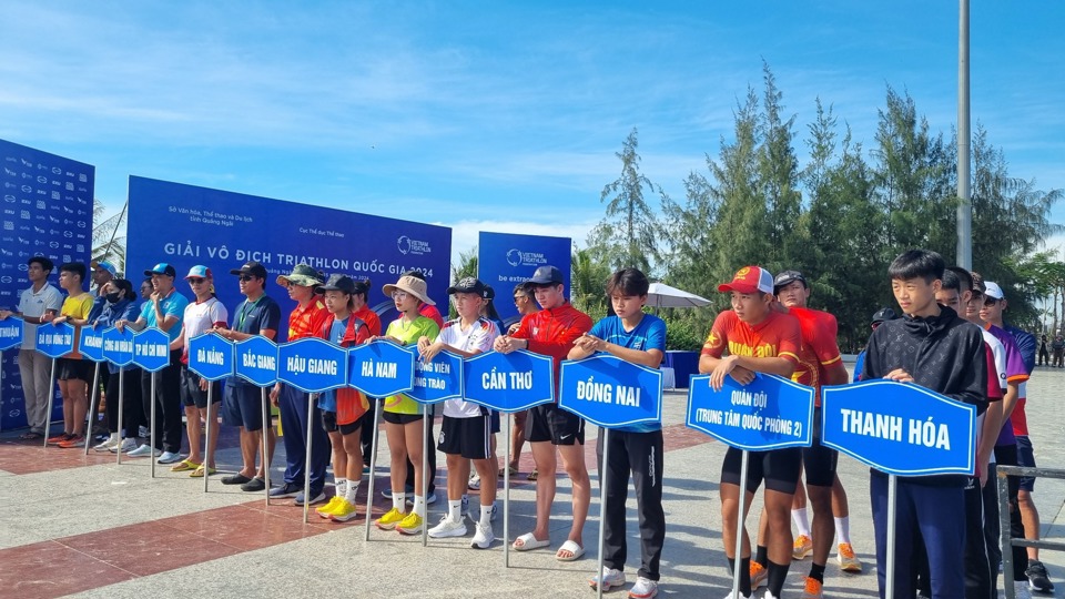 Giải&nbsp;Triathlon được khai mạc ở b&atilde;i biển Mỹ Kh&ecirc;.