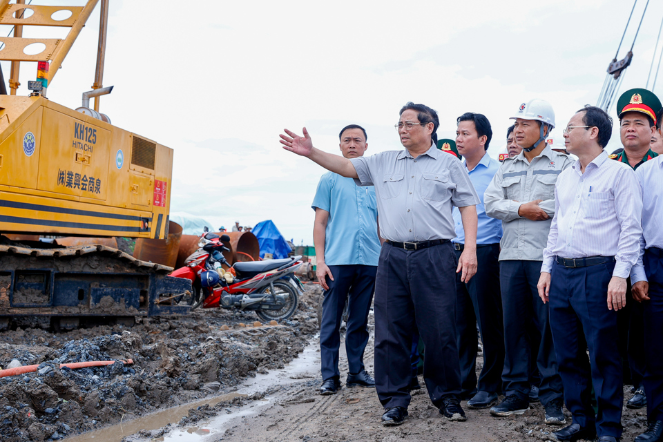 Thủ tướng Phạm Minh Ch&iacute;nh kiểm tra t&igrave;nh h&igrave;nh thi c&ocirc;ng dự &aacute;n th&agrave;nh phần 2 tuyến cao tốc Ch&acirc;u Đốc-Cần Thơ-S&oacute;c Trăng tại n&uacute;t giao Lộ Tẻ-Rạch Sỏi (x&atilde; Thạnh Tiến, Vĩnh Thạnh, Cần Thơ) - Ảnh: VGP/Nhật Bắc