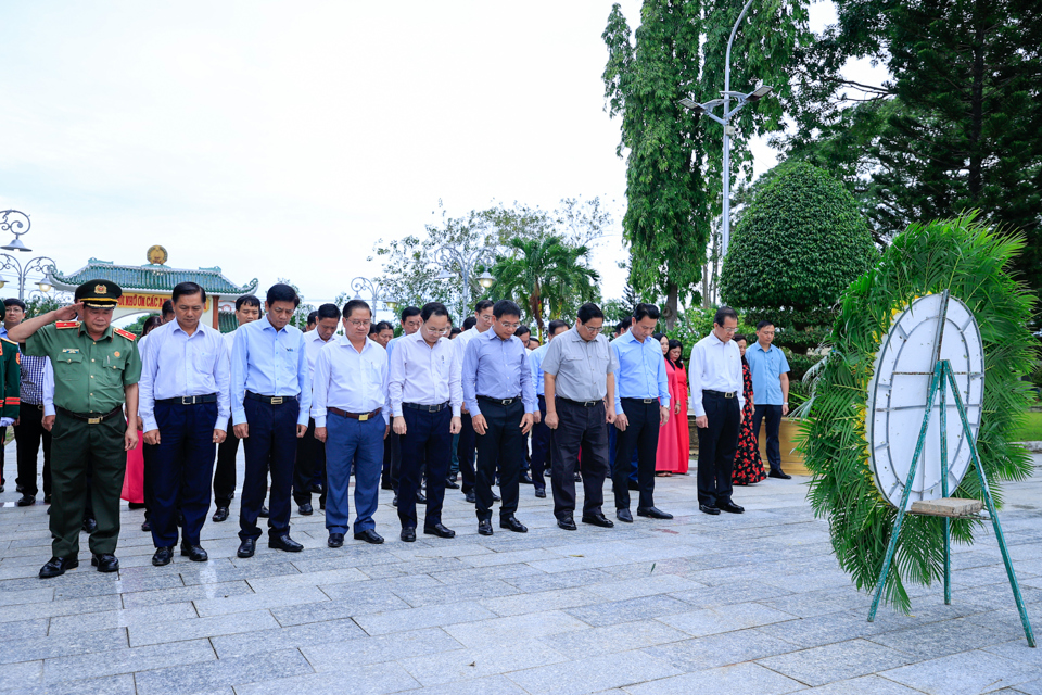 Thủ tướng Phạm Minh Ch&iacute;nh v&agrave; đo&agrave;n c&ocirc;ng t&aacute;c d&acirc;ng hương, d&acirc;ng hoa tại Nghĩa trang Liệt sĩ th&agrave;nh phố Cần Thơ - Ảnh: VGP/Nhật Bắc