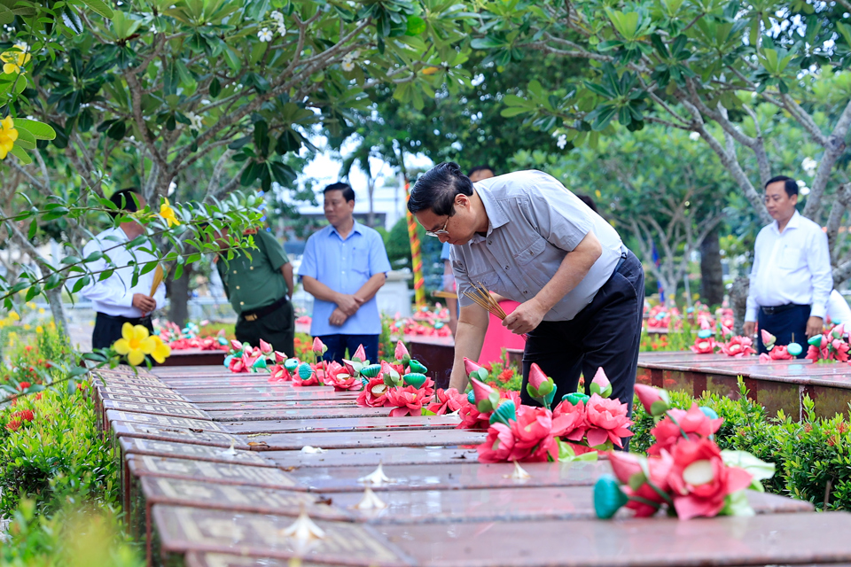 Thủ tướng v&agrave; đo&agrave;n c&ocirc;ng t&aacute;c d&acirc;ng hương, d&acirc;ng hoa tưởng nhớ, tri &acirc;n c&aacute;c anh h&ugrave;ng, liệt sĩ - Ảnh: VGP/Nhật Bắc