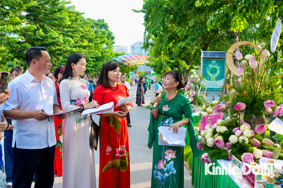 C&ugrave;ng ho&agrave; trong kh&ocirc;ng kh&iacute; Lễ hội Sen H&agrave; Nội &amp; giới thiệu sản phẩm OCOP gắn với văn h&oacute;a c&aacute;c tỉnh miền n&uacute;i ph&iacute;a Bắc năm 2024, UBND quận T&acirc;y Hồ đ&atilde; tổ chức cuộc thi cắm sen nghệ thuật với chủ đề &ldquo;D&aacute;ng sen T&acirc;y Hồ&rdquo;.