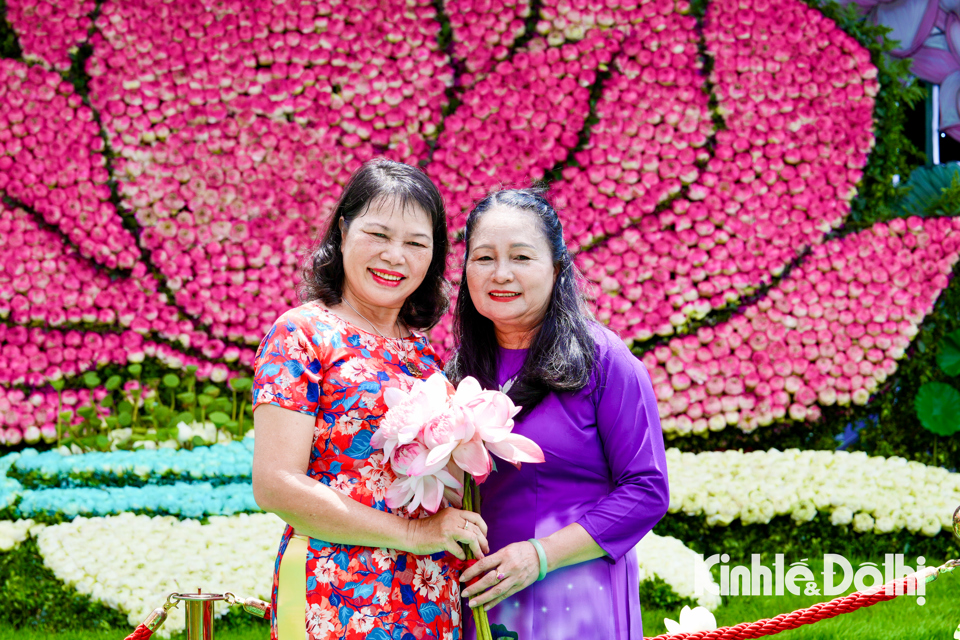 Hà Nội: người dân “check in” với tác phẩm làm từ 10.000 bông sen quan âm - Ảnh 6
