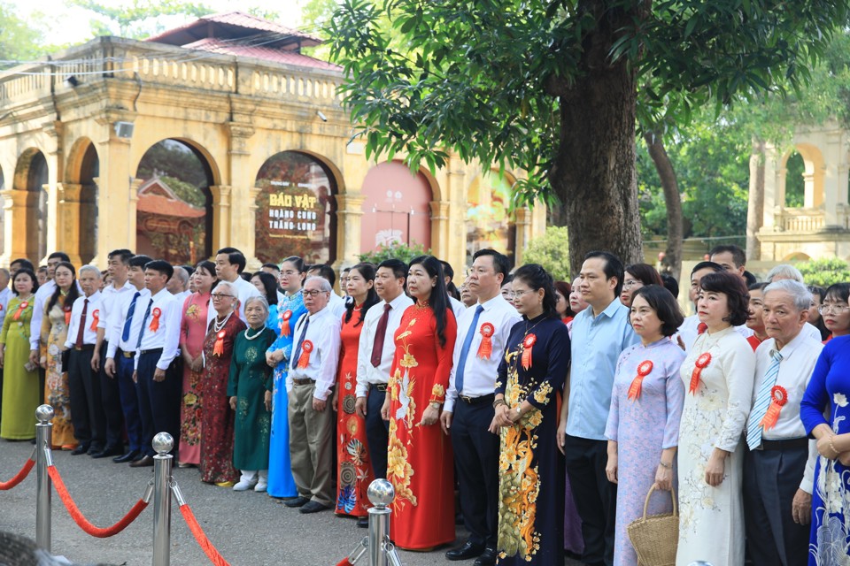 Đo&agrave;n đại biểu Ủy ban Mặt trận Tổ quốc Việt Nam TP H&agrave; Nội v&agrave; c&aacute;c c&aacute;n bộ Mặt trận ti&ecirc;u biểu tham quan Khu di t&iacute;ch Ho&agrave;ng Th&agrave;nh Thăng Long