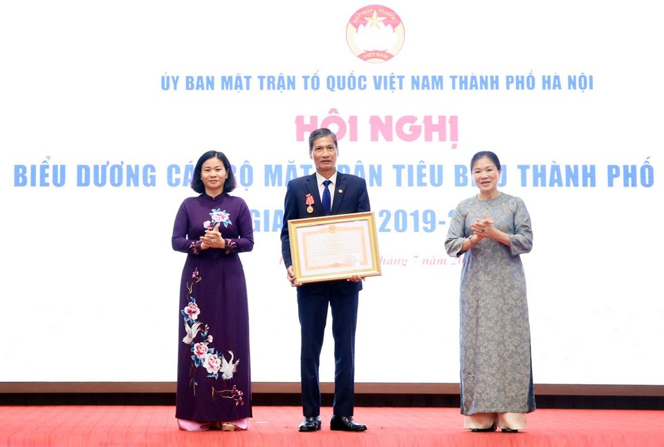 Ph&oacute; Chủ tịch Ủy ban T.Ư Mặt trận Tổ quốc Việt Nam Trương Thị Ngọc &Aacute;nh v&agrave; Ph&oacute; B&iacute; thư Thường trực Th&agrave;nh ủy H&agrave; Nội Nguyễn Thị Tuyến trao Bằng khen của Thủ tướng Ch&iacute;nh phủ cho Nguy&ecirc;n Ph&oacute; Chủ tịch Thường trực Ủy ban Mặt trận Tổ quốc Việt Nam TP H&agrave; Nội Nguyễn Anh Tuấn