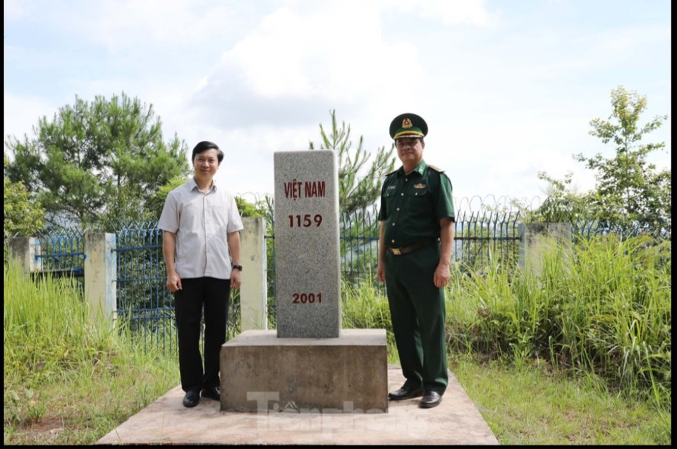 L&atilde;nh đạo Ủy ban MTTQ Việt Nam tỉnh v&agrave; Bộ Chỉ huy Bộ đội Bi&ecirc;n ph&ograve;ng Lạng Sơn b&ecirc;n cột mốc chủ quyền. Ảnh: Duy Chiến