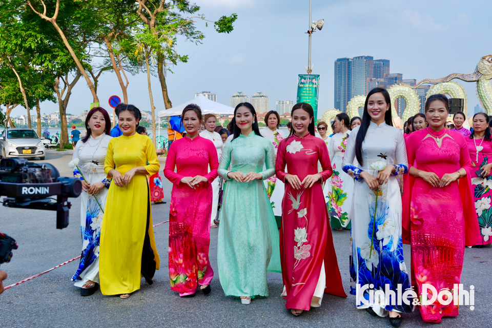 Trong thời gian diễn ra Lễ hội Sen H&agrave; Nội, Ban tổ chức khuyến kh&iacute;ch đại biểu, người d&acirc;n tham dự lễ khai mạc v&agrave; c&aacute;c hoạt động trong khu&ocirc;n khổ Lễ hội mặc &aacute;o d&agrave;i (họa tiết hoa sen) để chụp ảnh tại c&aacute;c điểm checkin trong khu vực nhằm quảng b&aacute;, lan tỏa h&igrave;nh ảnh sen T&acirc;y Hồ - H&agrave; Nội.&nbsp;Lễ hội Sen H&agrave; Nội 2024 diễn ra tại Kh&ocirc;ng gian văn h&oacute;a s&aacute;ng tạo T&acirc;y Hồ (quận T&acirc;y Hồ, TP H&agrave; Nội) với nhiều hoạt động đặc sắc từ ng&agrave;y 12-16/7.