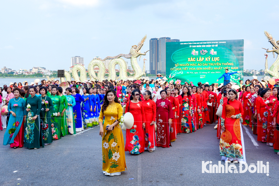 Trong khu&ocirc;n khổ lễ hội sen H&agrave; Nội lần thứ nhất, sự kiện mặc &aacute;o d&agrave;i hoạ tiết hoa sen với sự tham gia của h&agrave;ng ngh&igrave;n người diễn ra tại kh&ocirc;ng gian Hồ T&acirc;y.