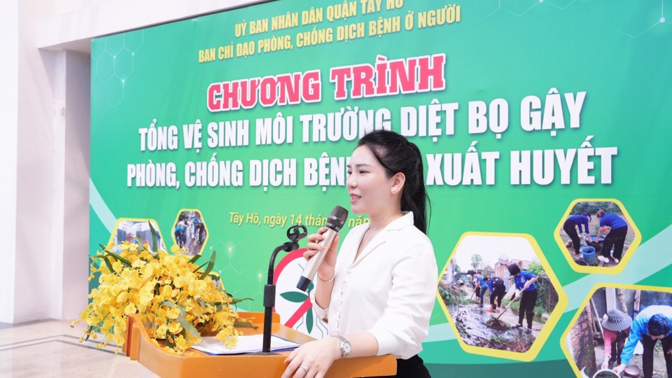 Ph&oacute; Chủ tịch UBND quận T&acirc;y Hồ B&ugrave;i Thị Lan Phương ph&aacute;t động chương tr&igrave;nh.