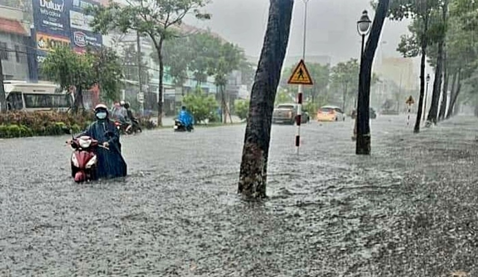 Trước đ&oacute; v&agrave;o ng&agrave;y 11/7, tại TP Rạch Gi&aacute; mưa lớn k&eacute;o d&agrave;i cũng đ&atilde; g&acirc;y ngập nhiều tuyến đường

Mưa lớn cộng với triều cường l&agrave;m cho nhiều con đường ở TP Rạch Gi&aacute; ngập s&acirc;u đến 0,5m