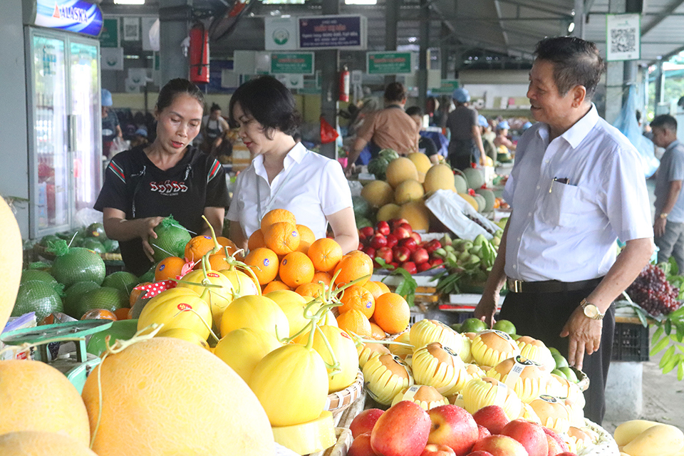 Từ khi triển khai chợ văn minh thương mại ATTP, m&ocirc; h&igrave;nh nhận được sự phản hồi t&iacute;ch cực của kh&aacute;ch h&agrave;ng. Người d&acirc;n được hưởng lợi rất nhiều từ m&ocirc; h&igrave;nh n&agrave;y.&nbsp;Tại chợ, người d&acirc;n được mua b&aacute;n văn minh, kh&ocirc;ng c&oacute; t&igrave;nh trạng ch&egrave;o k&eacute;o, &eacute;p kh&aacute;ch. Người ti&ecirc;u d&ugrave;ng được mua h&agrave;ng h&oacute;a, sản phẩm r&otilde; nguồn gốc, xuất xứ.&nbsp;