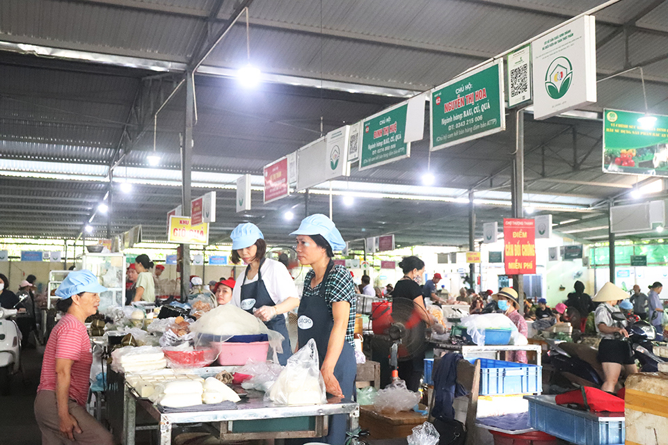 Tuy nhi&ecirc;n, đến năm 2018, quận ban h&agrave;nh sửa đổi, bổ sung trong bộ ti&ecirc;u ch&iacute; chợ văn minh thương mại th&agrave;nh chợ văn minh thương mại, ATTP. Trong bộ ti&ecirc;u ch&iacute; n&agrave;y, quận đặc biệt quan t&acirc;m đến vấn đề ATTP.&nbsp;