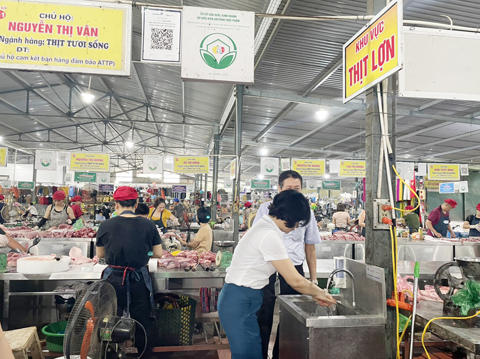 Kh&ocirc;ng chỉ vậy, h&agrave;ng ng&agrave;y, tổ kiểm tra ATTP của Ban Quản l&yacute; chợ đi gi&aacute;m s&aacute;t c&aacute;c hộ kinh doanh cũng như kiểm tra, kiểm so&aacute;t nguồn gốc xuất xứ h&agrave;ng h&oacute;a thực phẩm. Để m&ocirc; h&igrave;nh chợ hoạt động hiệu quả, quận ph&aacute;t cho c&aacute;c chợ bộ kit test để kiểm tra chất lượng h&agrave;ng h&oacute;a. C&ugrave;ng với đ&oacute;, h&agrave;ng th&aacute;ng, phường c&oacute; kế hoạch đi kiểm tra c&aacute;c chợ về c&ocirc;ng t&aacute;c ATTP.