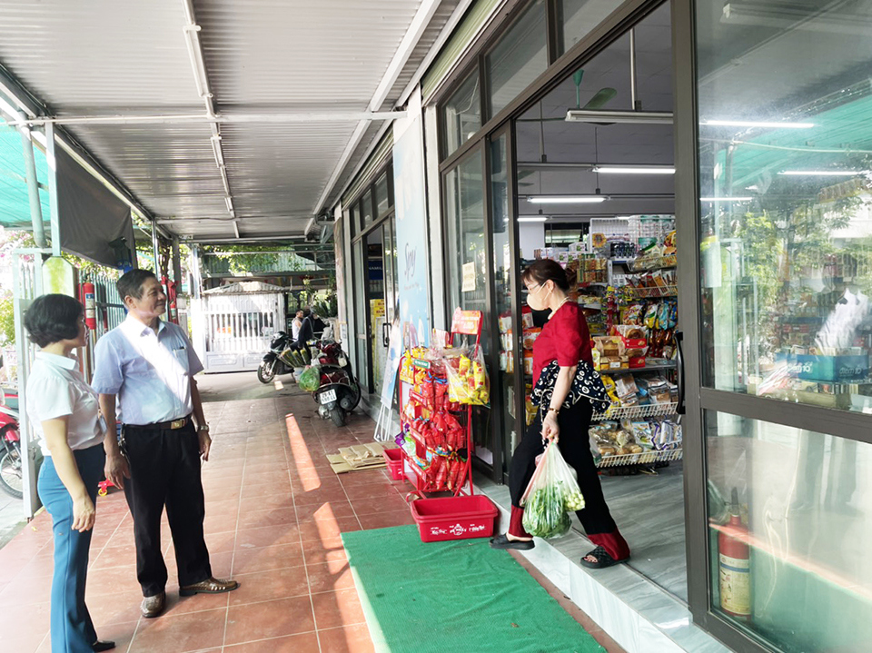 Trưởng ban Quản l&yacute; chợ Thượng Thanh, quận Long Bi&ecirc;n L&ecirc; Ngọc Th&ecirc;m cho biết, chợ truyền thống trước đ&acirc;y c&oacute; sự kh&aacute;c biệt r&otilde; rệt so với chợ văn minh thương mại, ATTP hiện nay. Trước đ&acirc;y, việc mua &ndash; b&aacute;n h&agrave;ng của kh&aacute;ch h&agrave;ng v&agrave; tiểu thương kh&ocirc;ng được k&yacute; hợp đồng r&otilde; r&agrave;ng; c&aacute;ch sắp xếp c&aacute;c ng&agrave;nh h&agrave;ng lộn xộn, kh&ocirc;ng được ph&acirc;n khu ri&ecirc;ng biệt.