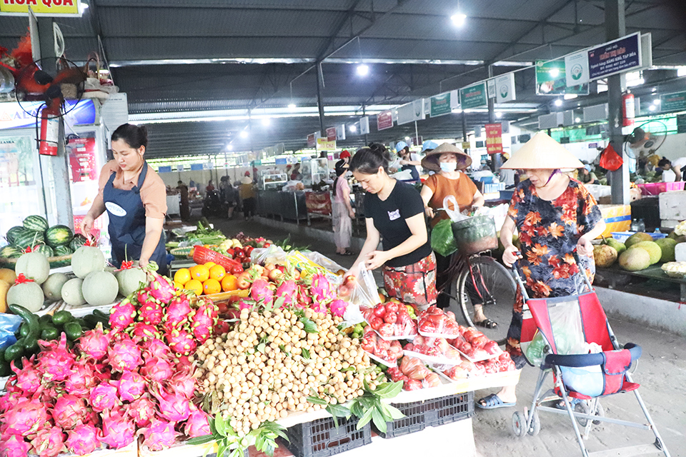 Trong đ&oacute; gồm c&aacute;c mục như bảo đảm an to&agrave;n về ph&ograve;ng ch&aacute;y chữa ch&aacute;y, vệ sinh m&ocirc;i trường, trật tự đ&ocirc; thị, an to&agrave;n thực phẩm (ATTP). M&ocirc; h&igrave;nh n&agrave;y chủ yếu nhấn mạnh về vấn đề văn minh thương mại, giao tiếp của c&aacute;c hộ kinh doanh, tiểu thương trong chợ.