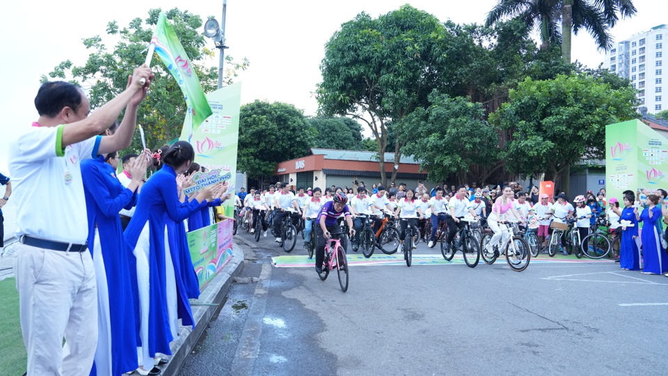 Chủ tịch UBND quận T&acirc;y Hồ Nguyễn Đ&igrave;nh Khuyến thực hiện nghi lễ phất cờ xuất ph&aacute;t.