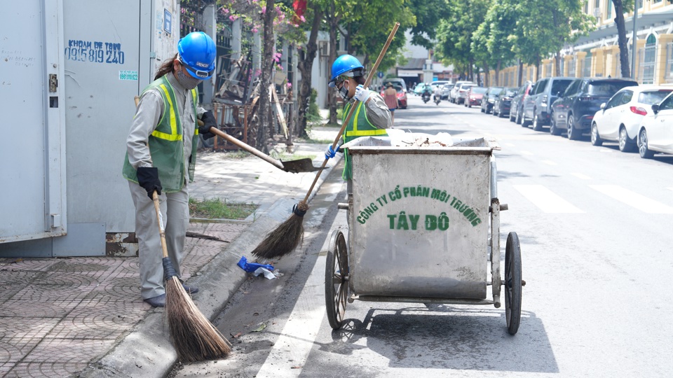 C&ocirc;ng nh&acirc;n vệ sinh m&ocirc;i trường tiến h&agrave;nh dọn dẹp vệ sinh tr&ecirc;n địa b&agrave;n.