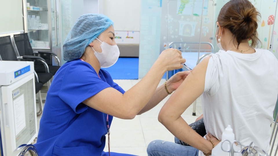 Theo Gi&aacute;m đốc Trung t&acirc;m Y tế huyện S&oacute;c Sơn L&ecirc; Đức Tuy&ecirc;n, hiện nay trung t&acirc;m đang duy tr&igrave; ti&ecirc;m vaccine ph&ograve;ng bệnh bạch hầu tại 29 điểm, gồm Trung t&acirc;m Y tế huyện, Ph&ograve;ng kh&aacute;m đa khoa Kim Anh, Ph&ograve;ng kh&aacute;m đa khoa Hồng Kỳ v&agrave; trạm y tế 26 x&atilde;, thị trấn. Trung t&acirc;m hiện vẫn đảm bảo số lượng vaccine tại tất cả c&aacute;c điểm ti&ecirc;m. Người d&acirc;n c&oacute; thể đến điểm ti&ecirc;m gần nhất để được tư vấn. C&aacute;n bộ trung t&acirc;m l&agrave;m việc trong giờ h&agrave;nh ch&iacute;nh, tất cả c&aacute;c ng&agrave;y trong tuần, từ thứ Hai đến Chủ nhật.