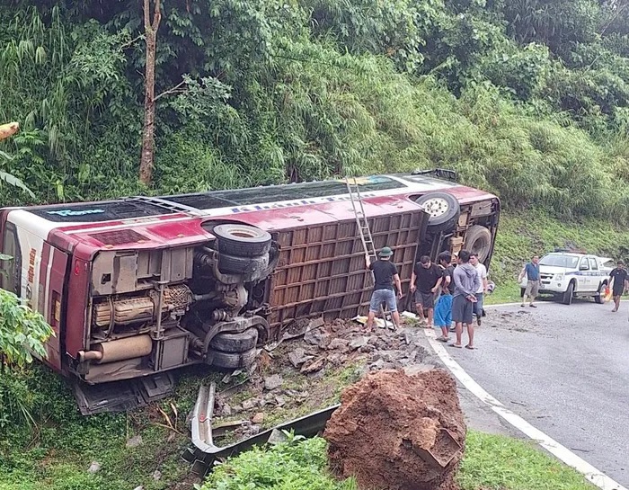 Xe kh&aacute;ch bị lật nghi&ecirc;ng nằm ngay b&ecirc;n lề đường. Ảnh: CTV &nbsp;