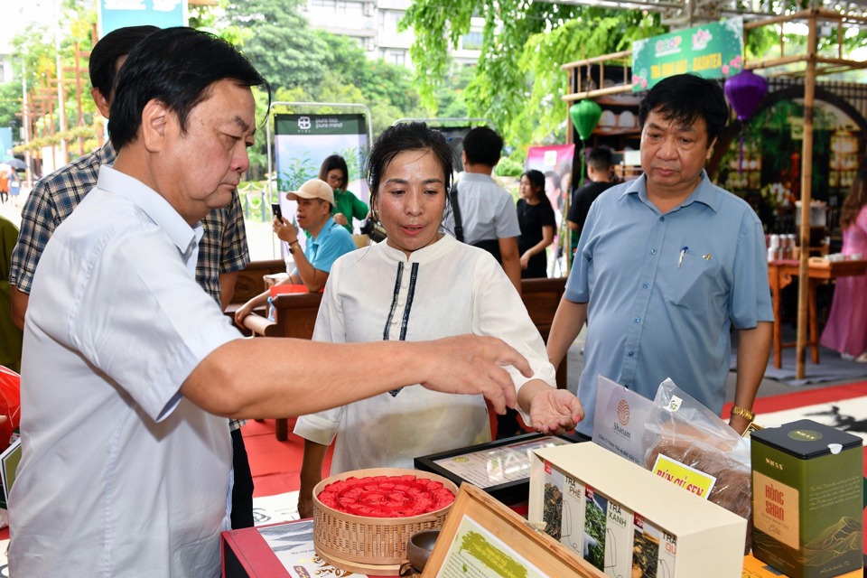 Bộ trưởng L&ecirc; Minh Hoan thăm một gian h&agrave;ng sản phẩm độc đ&aacute;o từ hoa sen.